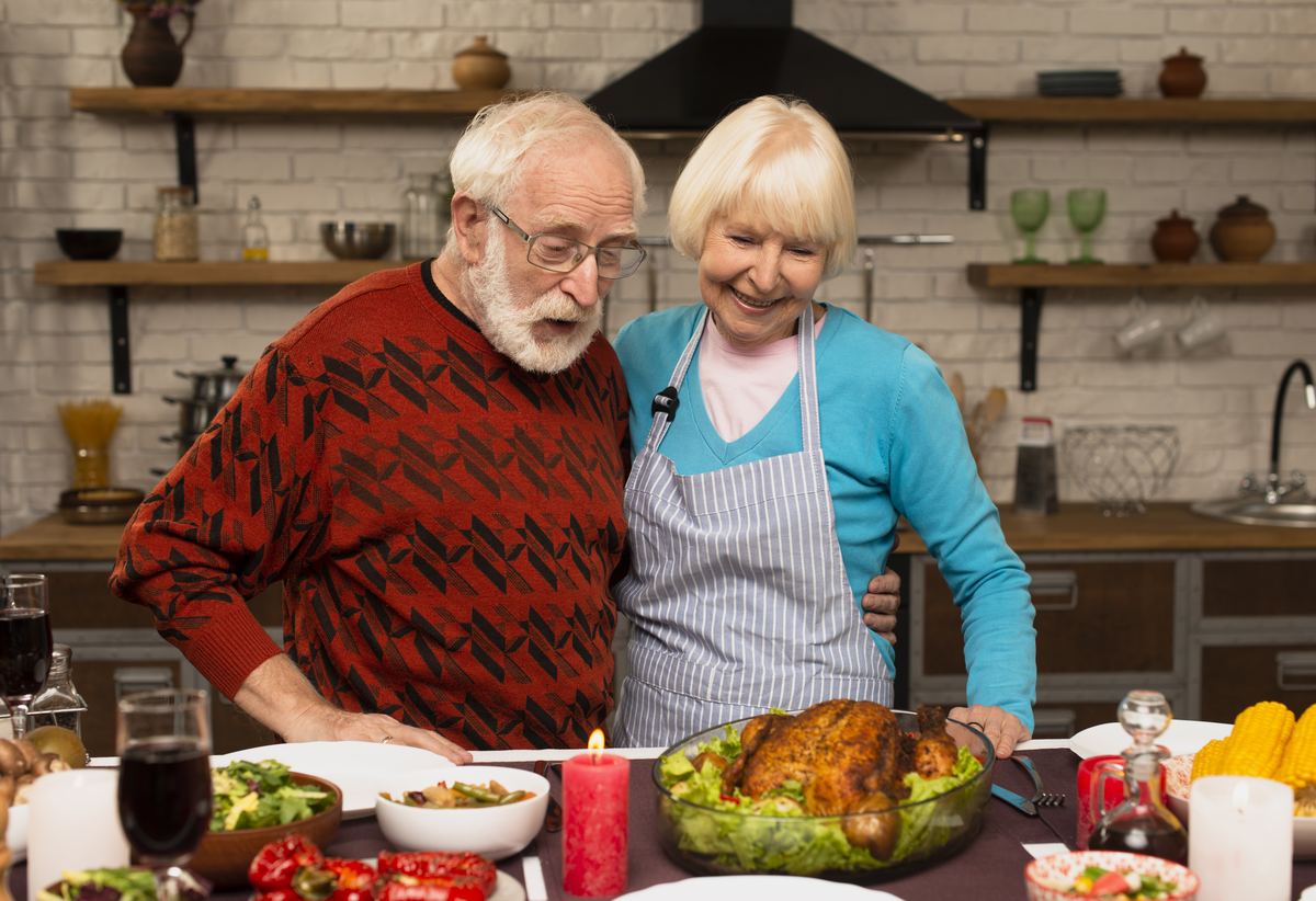 older adults sharing a thanksgiving meal together